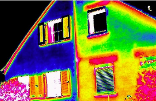 Energieverluste einer Hauses an einer Gebäudewand mit Thermografie sichtbar gemacht